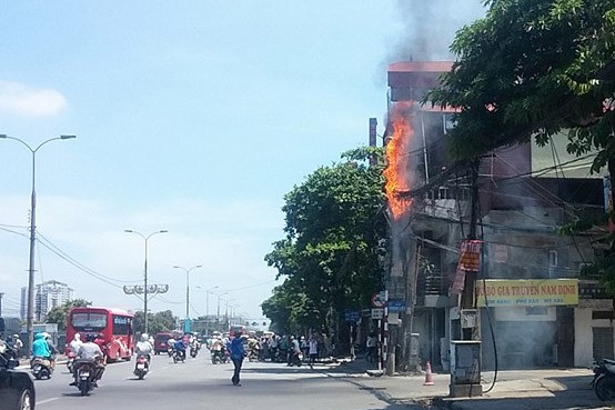 Cột điện cháy như đuốc, đường Giải Phóng ùn tắc kéo dài Cột điện bốc cháy ngùn ngụt.