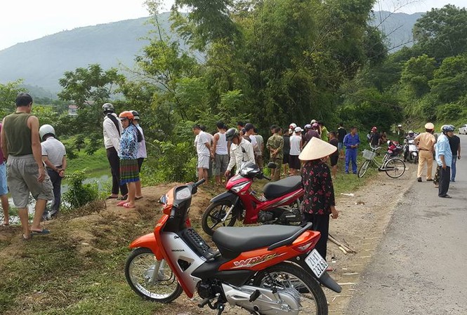 Xe tải lao rầm rầm sang đường ngược chiều khiến 3 người thương vong Hiện trường vụ tai nạn.