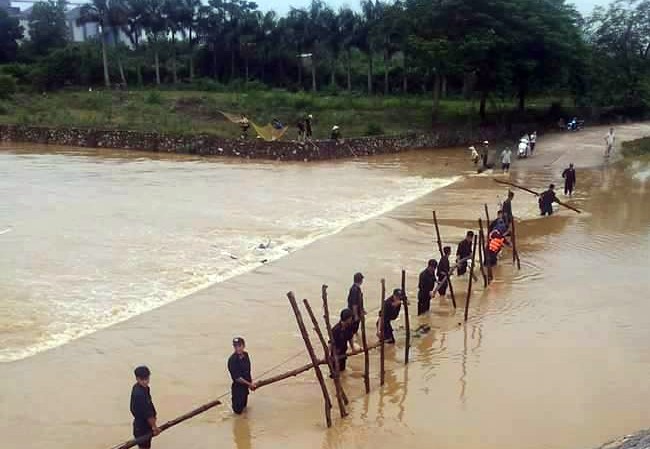 Tìm thấy thi thể hai người bị lũ cuốn ở Hòa Bình Tìm thấy thi thể hai người bị lũ cuốn ở Hòa Bình