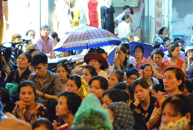 Hà Nội: Nghìn người đội mưa dự lễ Vu Lan Trời mưa, nhưng nhiều người đã có mặt từ rất sớm tại chùa Phúc Khánh để dự lễ Vu Lan.