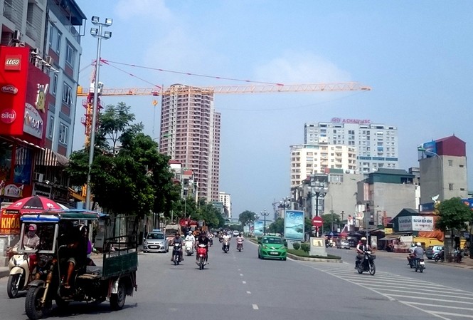 Cần cẩu xây dựng: Ẩn hoạ lơ lửng trên đầu người dân Cần cẩu xây dựng lơ lửng trên đầu người dân phố Tân Mai. Ảnh: Thanh Hà.
