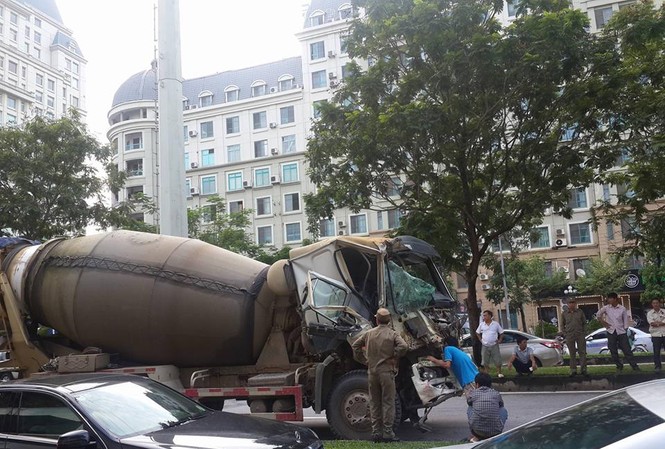 Xe bồn nát đầu sau cú tông xe buýt, nhiều hành khách hoảng loạn Chiếc xe bồn bị hư hỏng nặng phần đầu.