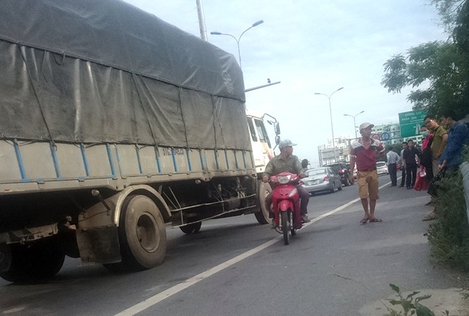 Hết hồn cảnh xe ôm phóng bạt mạng ngược chiều cao tốc Tình trạng xe ôm đi vào cao tốc, xe khách dừng đỗ đón trả khách xuất hiện nhan nhản trên cao tốc Pháp Vân - Cầu Giẽ.