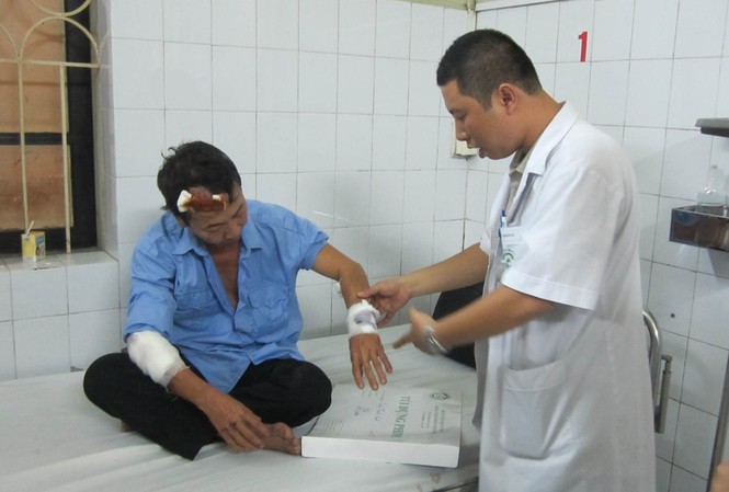 Lời kể nạn nhân vụ tai nạn kinh hoàng trên cao tốc Một nạn nhân được cấp cứu trong bệnh viện.