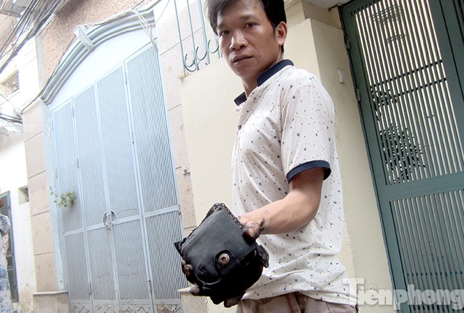 Nhiều người trắng tay sau vụ cháy lớn trên phố Trương Định Anh Chiến may mắn tìm thấy chiếc ví sau khi đám cháy xảy ra. Ảnh: Thanh Hà.