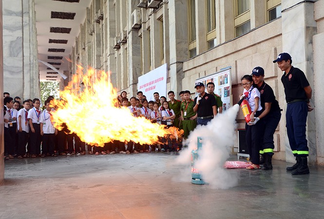 Giới trẻ trải nghiệm các tình huống chữa cháy, cứu hộ Đây là chuỗi các hoạt động nằm trong Triển lãm và hội nghị quốc tế về kỹ thuật, phương tiện phòng cháy, chữa cháy, cứu nạn, cứu hộ và thiết bị an toàn, bảo vệ tại Việt Nam.