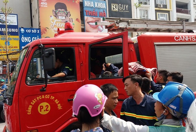 Nam thanh niên mắc kẹt trên dải phân cách được xe cứu hỏa đưa đi cấp cứu Nam thanh niên gặp tai nạn được xe cứu hỏa đưa đi cấp cứu.