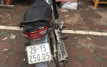 CSGT quật ngã tên trộm xe máy trên đường Chiếc xe máy bị tên trộm bẻ khóa lấy đi.