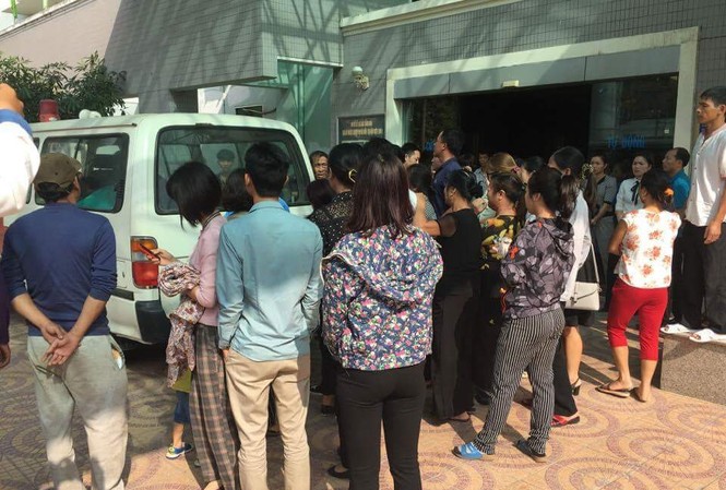 Nạn nhân nhiều tuổi nhất trong vụ nổ bốt điện Hà Đông tử vong Thi thể nạn nhân được đưa đi khỏi bệnh viện.