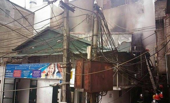 Lửa bao trùm căn nhà trong ngõ, thiêu rụi nhiều tài sản Hiện trường vụ cháy.