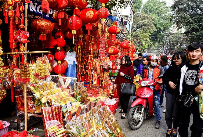 Phố Hàng Mã kẹt cứng, hàng bày ra giữa đường trước ngày ông Công ông Táo Theo ghi nhận của phóng viên, chiều 18/1, có mặt tại phố Hàng Mã, được mệnh danh là nơi chuyên bán đồ hàng mã nổi tiếng ở Hà Nội có khá đông người đến mua đồ cúng trước ngày tiễn ông Táo về trời.