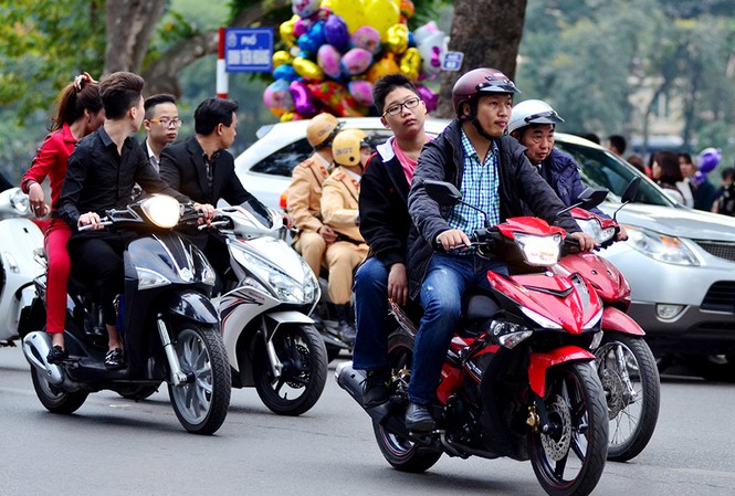 Nhan nhản vi phạm Luật giao thông dịp Tết ở Thủ đô Phóng viên ghi nhận tình hình giao thông ở Thủ đô trong những ngày đầu năm Đinh Dậu, tình trạng người tham gia giao thông không đội mũ bảo hiểm, vượt đèn đỏ gia tăng.