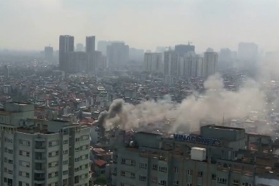 Lửa 'nuốt' 3 nhà trên phố Minh Khai, khói đen cả góc trời Cột khói bốc cao hàng chục mét thời đểm xảy ra cháy. Ảnh chụp màn hình/facebook