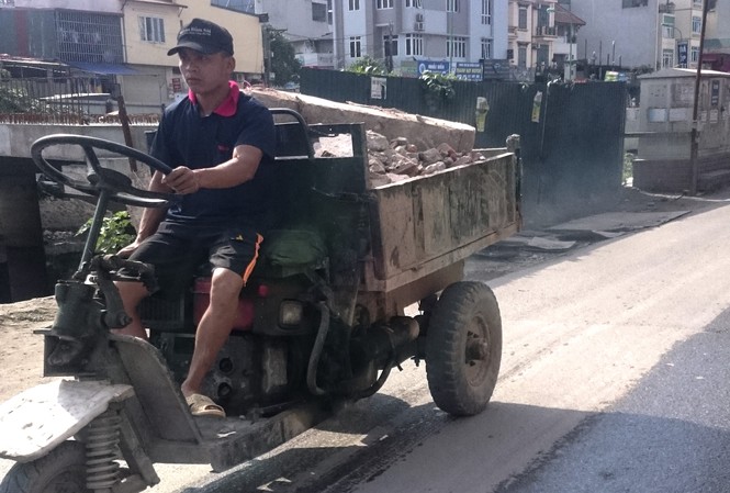 Xe tự chế chở vật liệu xây dựng “náo loạn” đường phố Những chiếc xe tự chế, gắn máy nổ của công nông hàng ngày lưu thông trên đường. Ảnh: Thanh Hà.