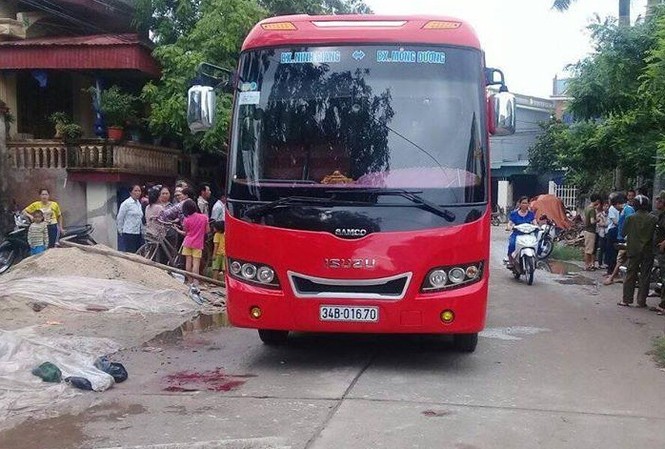 Cụ bà 95 tuổi chết thảm dưới bánh xe khách lúc sáng sớm Hiện trường vụ tai nạn.