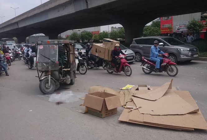 Xe ba bánh lật đè chết người đàn ông giữa phố Hà Nội Hiện trường vụ tai nạn.