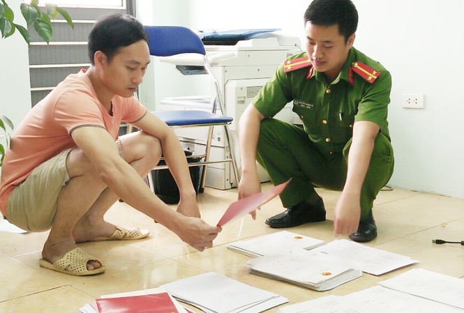 Triệt phá đường dây làm giả con dấu, giấy tờ trên toàn quốc Hà Văn Nghĩa cùng tang vật vụ án.