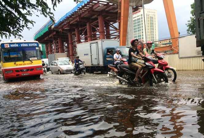 Mưa lớn bất ngờ làm nhiều đoạn đường Hà Nội ngập sâu Khoảng 12h trưa ngày 5/7, cơn mưa như trút nước xuống một số tuyến đường bị ngập, giao thông gặp khó khăn.