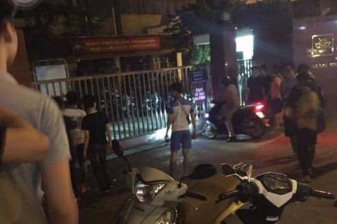 Phát hiện nam thanh niên nghi rơi từ tòa nhà cao tầng ĐH Kiến Trúc Nhiều người đến theo dõi sự việc.