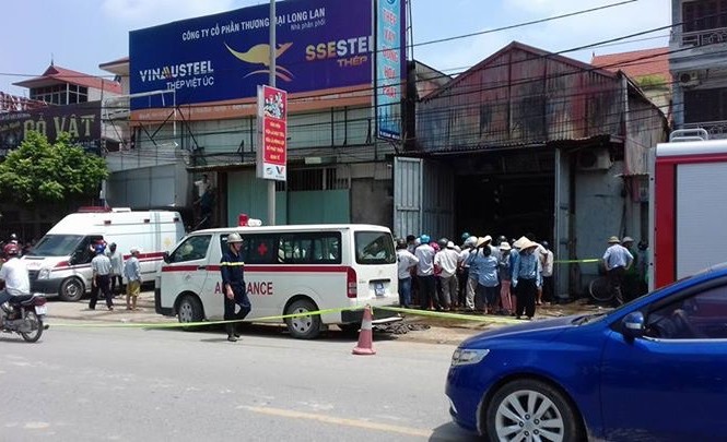Hai nạn nhân vụ cháy xưởng bánh ở Hà Nội bỏng 80% cơ thể Nhiều xe cứu thương được huy động đến đưa người bị nạn đi cấp cứu.