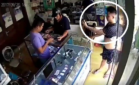 Tên trộm iPhone 6S Plus ở Hà Nội đến công an trình diện Đối tượng Đào Văn Long bị camera ghi lại.