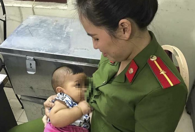Bé trai bị bỏ rơi trong nhà nghỉ được công an phường chăm sóc Bé trai đang được cán bộ công an phường chăm sóc.