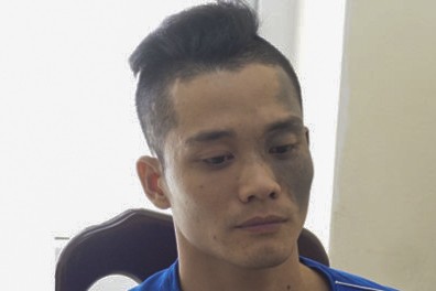Bắt nghi phạm đâm chết thiếu niên bán hoa tại Hà Nội Đối tượng Trần Văn Việt tại cơ quan công an. Ảnh: ANTĐ.