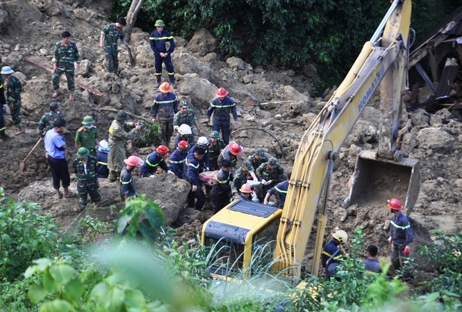 Dùng chó nghiệp vụ tìm kiếm nạn nhân bị vùi lấp ở Hòa Bình Dùng chó nghiệp vụ tìm kiếm nạn nhân bị vùi lấp ở Hòa Bình