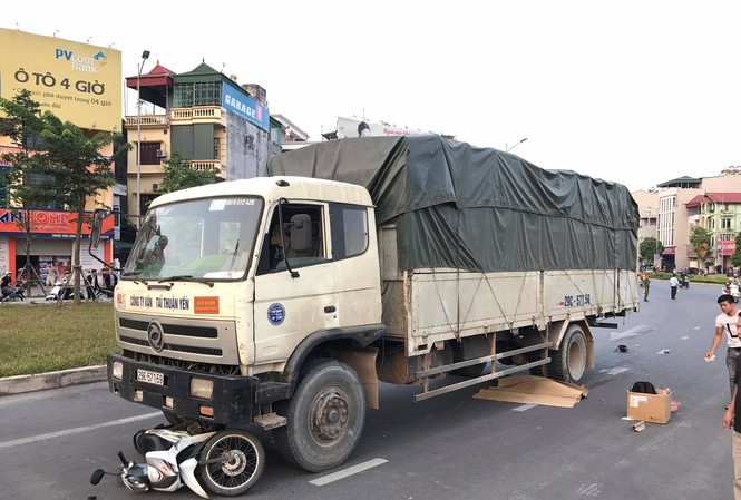 Va chạm với xe tải, người đàn ông tử vong dưới gầm xe Hiện trường vụ tai nạn.