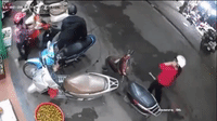 Đôi nam nữ dàn cảnh trộm đồ trong cốp xe máy trên vỉa hè Đôi nam nữ dàn cảnh trộm đồ trong cốp xe máy trên vỉa hè