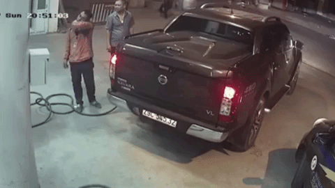 Nhân viên cây xăng vừa bán vừa nghe điện thoại, quên thu tiền của khách Nhân viên cây xăng vừa bán vừa nghe điện thoại, quên thu tiền của khách