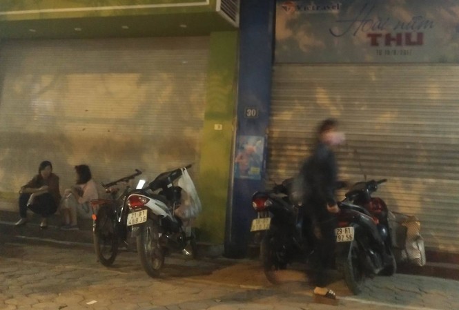 Người phụ nữ ngã gục xuống đất tử vong Hiện trường vụ việc.