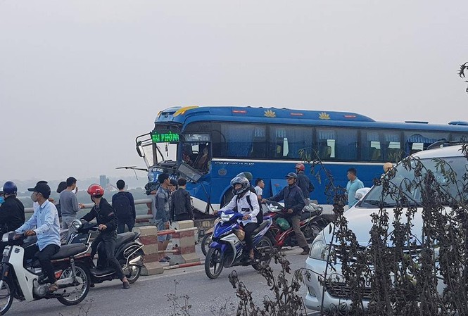 Xe khách suýt rơi xuống sông sau cú va chạm trên cầu Thanh Trì Hiện trường vụ tai nạn. Ảnh: FB