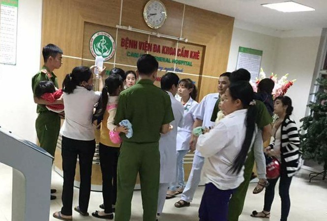 Gần 100 trẻ nhỏ nghi ngộ độc phải nhập viện Nhiều cháu nhỏ được đưa đến bệnh viện. Ảnh: Phú Thọ 24h.