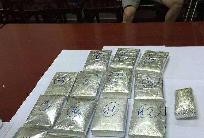 Triệt phá đường dây ma túy lớn, thu giữ 16 bánh heroin 16 bánh ma túy bị thu giữ. Ảnh công an cung cấp.
