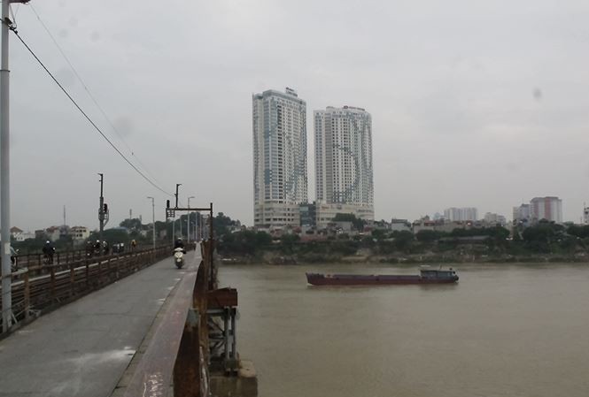 Chưa có phương án di dời quả bom gần trụ cầu Long Biên Các phương tiện tàu thuyền đi qua cầu Long Biên. Ảnh: Thanh Hà.