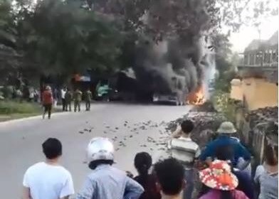 Bốn ô tô bốc cháy ngùn ngụt, một người nhập viện Bốn ô tô bốc cháy ngùn ngụt, một người nhập viện