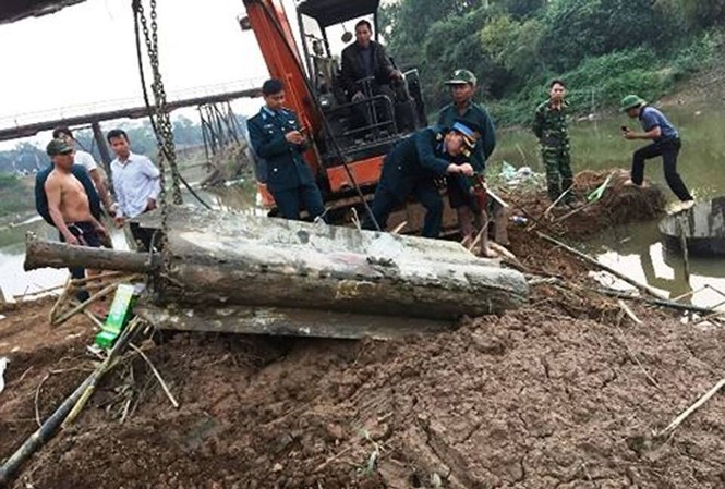 Hà Nội: Trục vớt quả tên lửa không - đối - đất trên sông Tích Hình ảnh quả tên lửa. Ảnh: ANTĐ.