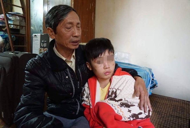 Cháu bé 10 tuổi bị bạo hành: Mẹ kế khai lý do đánh con chồng Cháu K. với nhiều vết thương trên người.