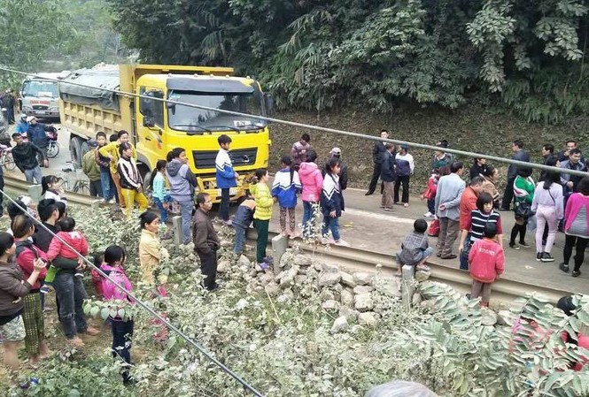 Ô tô khách va chạm xe tải, nhiều người thoát chết Hiện trường vụ tai nạn.