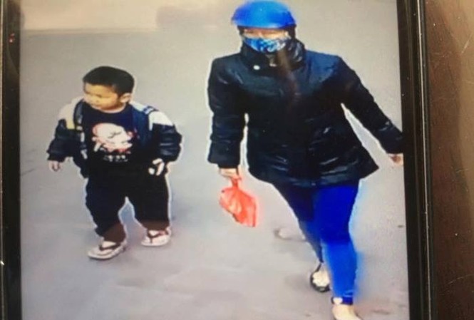 Bé trai nghi bị bỏ rơi ở phủ Tây Hồ Hình ảnh cháu bé qua camera.