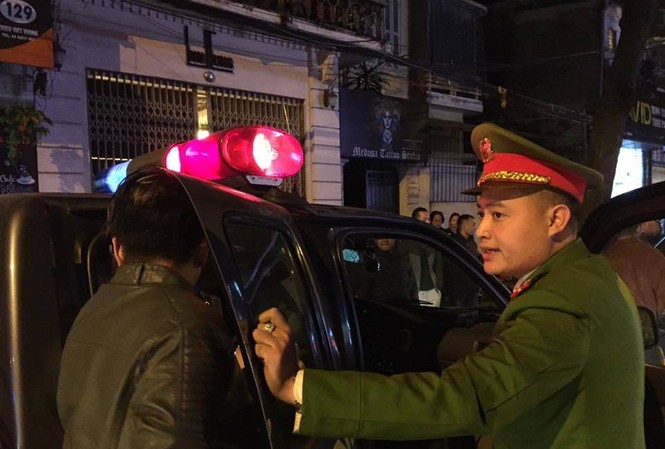 Gây tai nạn liên hoàn, tài xế ô tô gọi người mang dao đến giải quyết Lực lượng cảnh sát có mặt tại hiện trường.