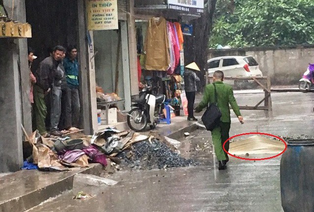 Ngã từ tầng 4 xuống đất, thợ mộc tử vong tại chỗ Hiện trường vụ việc. Ảnh: Dân Trí