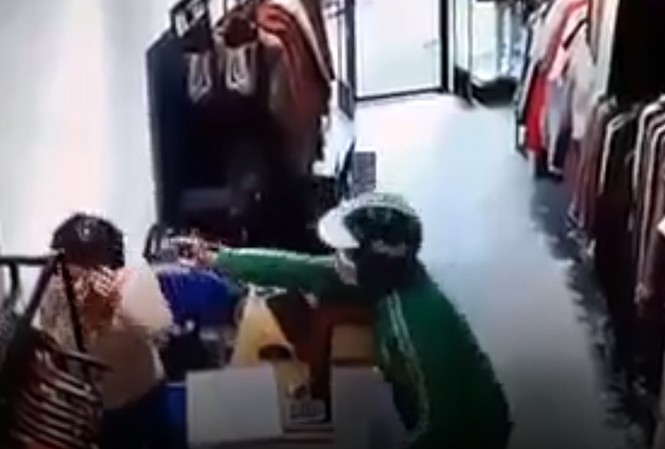 Sự thật vụ cướp mặc áo GrabBike, xịt hơi cay nữ nhân viên lấy tài sản Hình ảnh camera ghi lại vụ cướp.