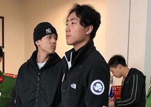 Bắt giữ và bàn giao hai đối tượng truy nã người Hàn Quốc Hai đối tượng truy nã bàn giao cho phía cảnh sát Hàn Quốc.