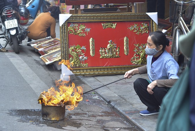 Phố cổ Hà Thành “đỏ lửa” ngày tiễn ông Táo về trời Lễ vật cúng ông Công, ông Táo gồm mũ, giầy, tiền vàng,… được người dân đốt sau khi làm lễ.
