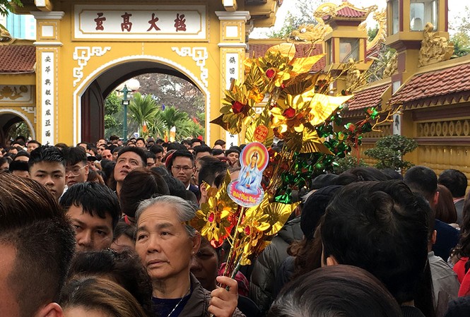 Người dân Thủ đô chen chân đi lễ chùa: Rùa, cá phóng sinh đắt hàng Chiều 16/2, rất đông người dân Thủ đô đã đổ về những ngôi chùa lớn để cầu mong bình an và may mắn trong dịp đầu xuân.