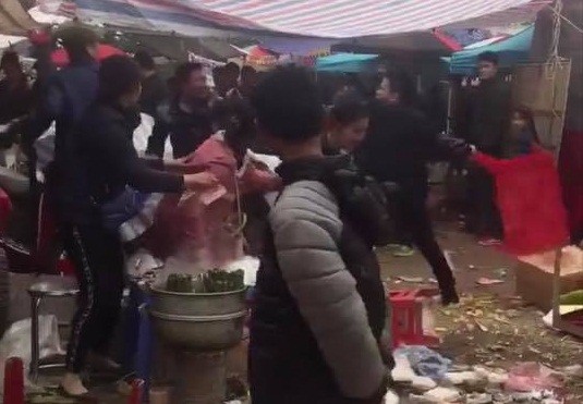 Nam thanh niên bị vây đánh trọng thương trước cổng chùa Hiện trường vụ việc. Ảnh chụp màn hình.
