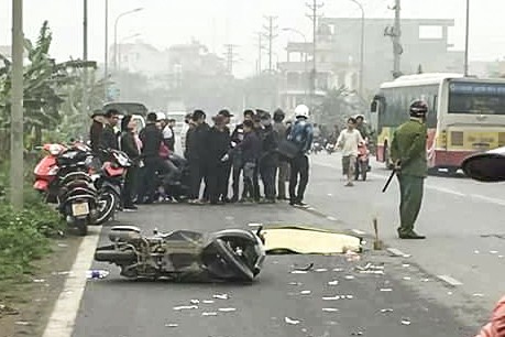 Va chạm với xe container, hai người đi xe máy thương vong Hiện trường vụ tai nạn thương tâm.