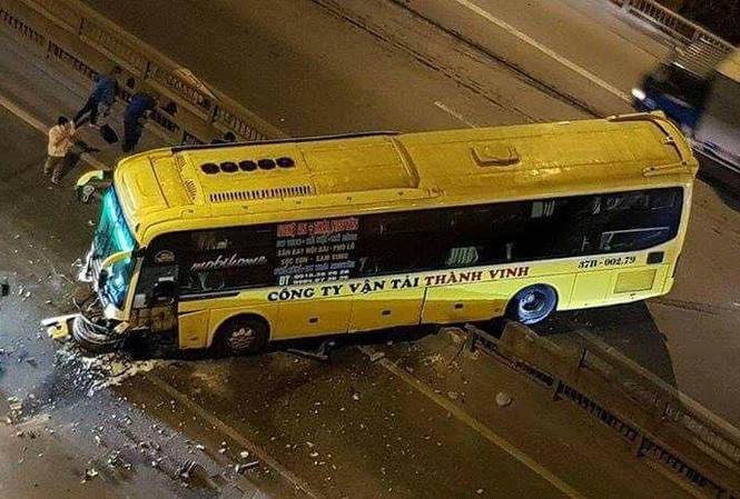 Xe khách cày nát dải phân cách, chắn ngang đường vành đai 3 Hiện trường vụ tai nạn. Ảnh: Otofun